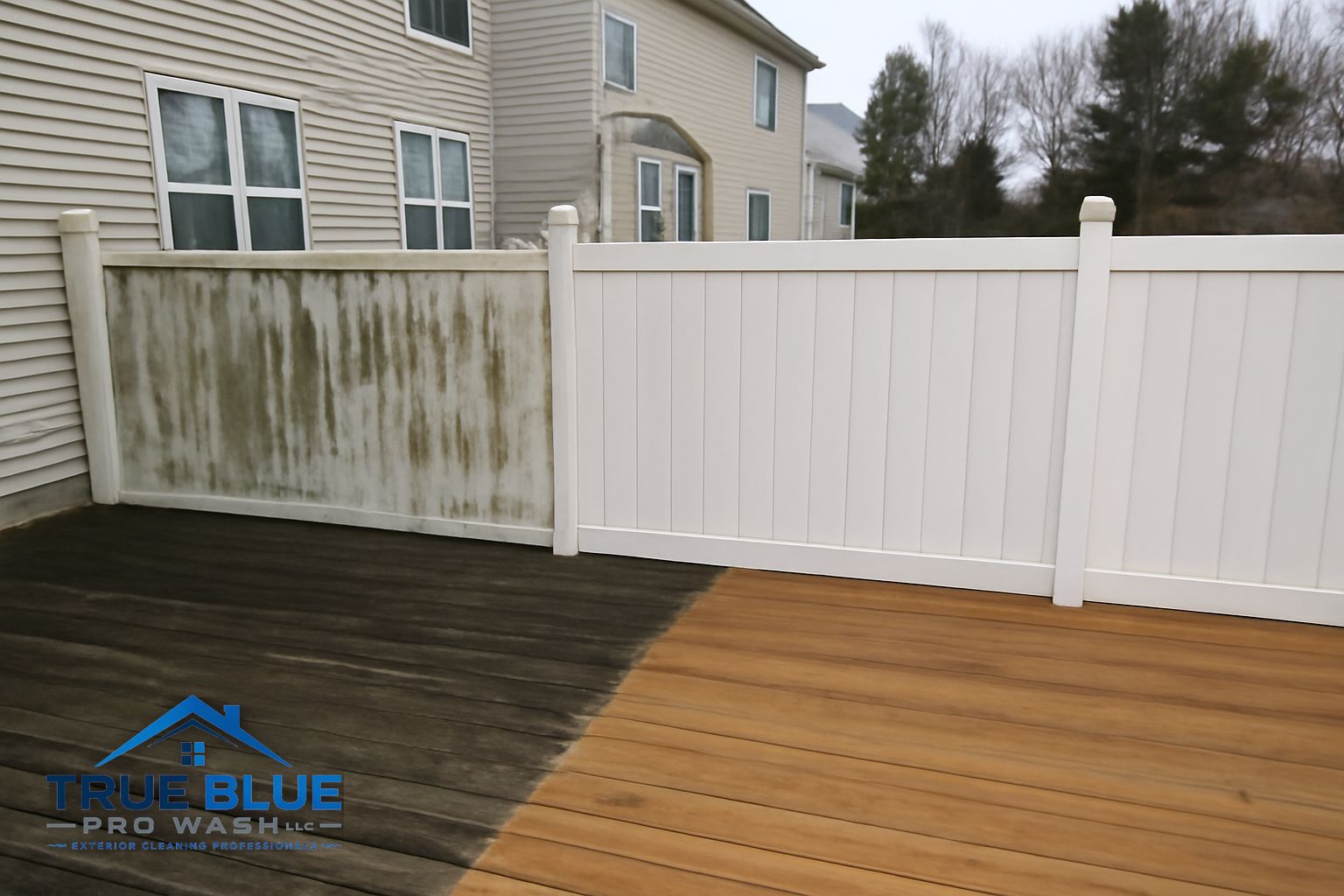 Green algae and gray weathering on a wood deck in Hockessin Delaware before soft wash cleaning