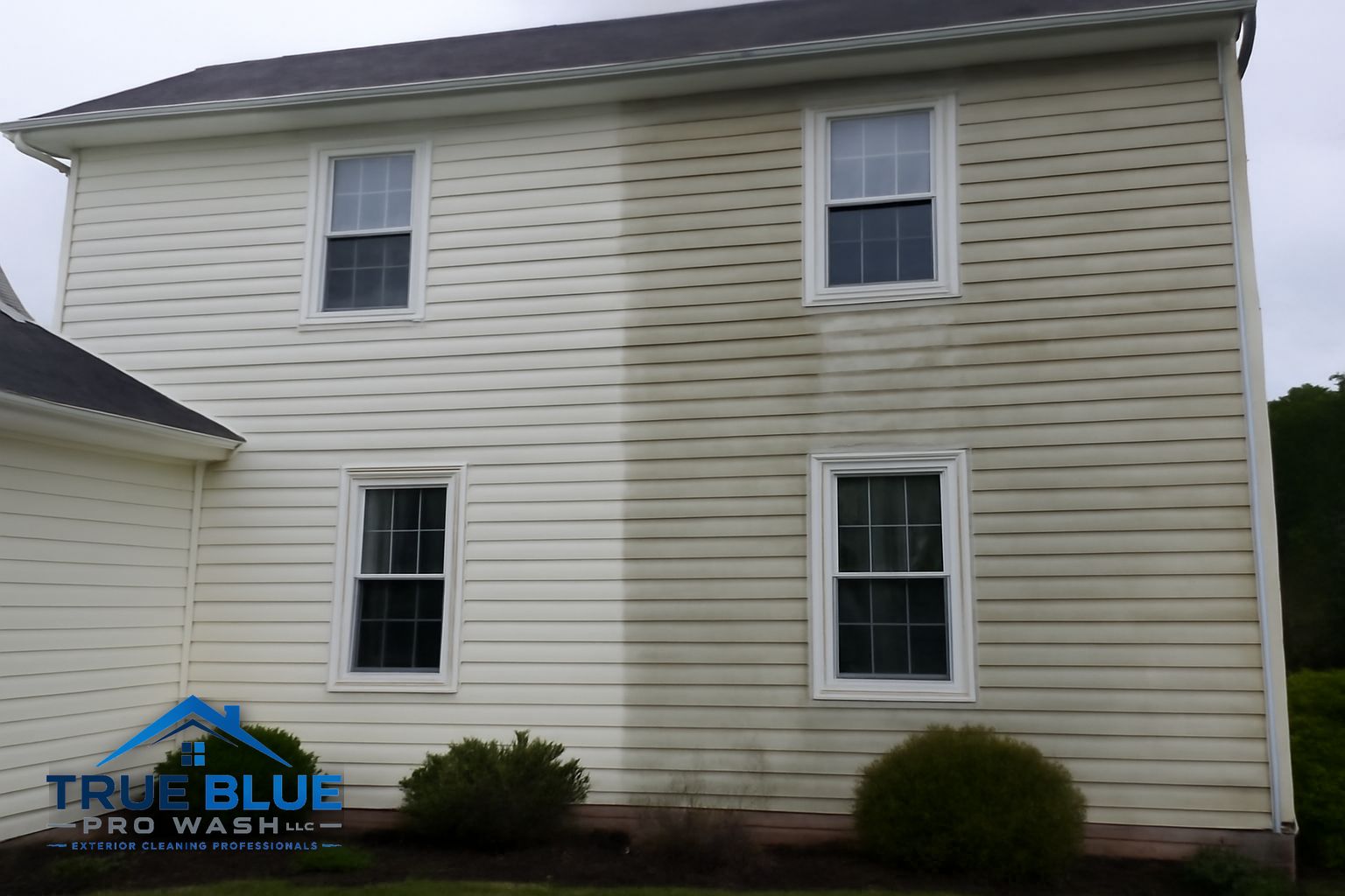 Clean vinyl siding on a Hockessin Delaware home after True Blue Pro Wash soft washing service