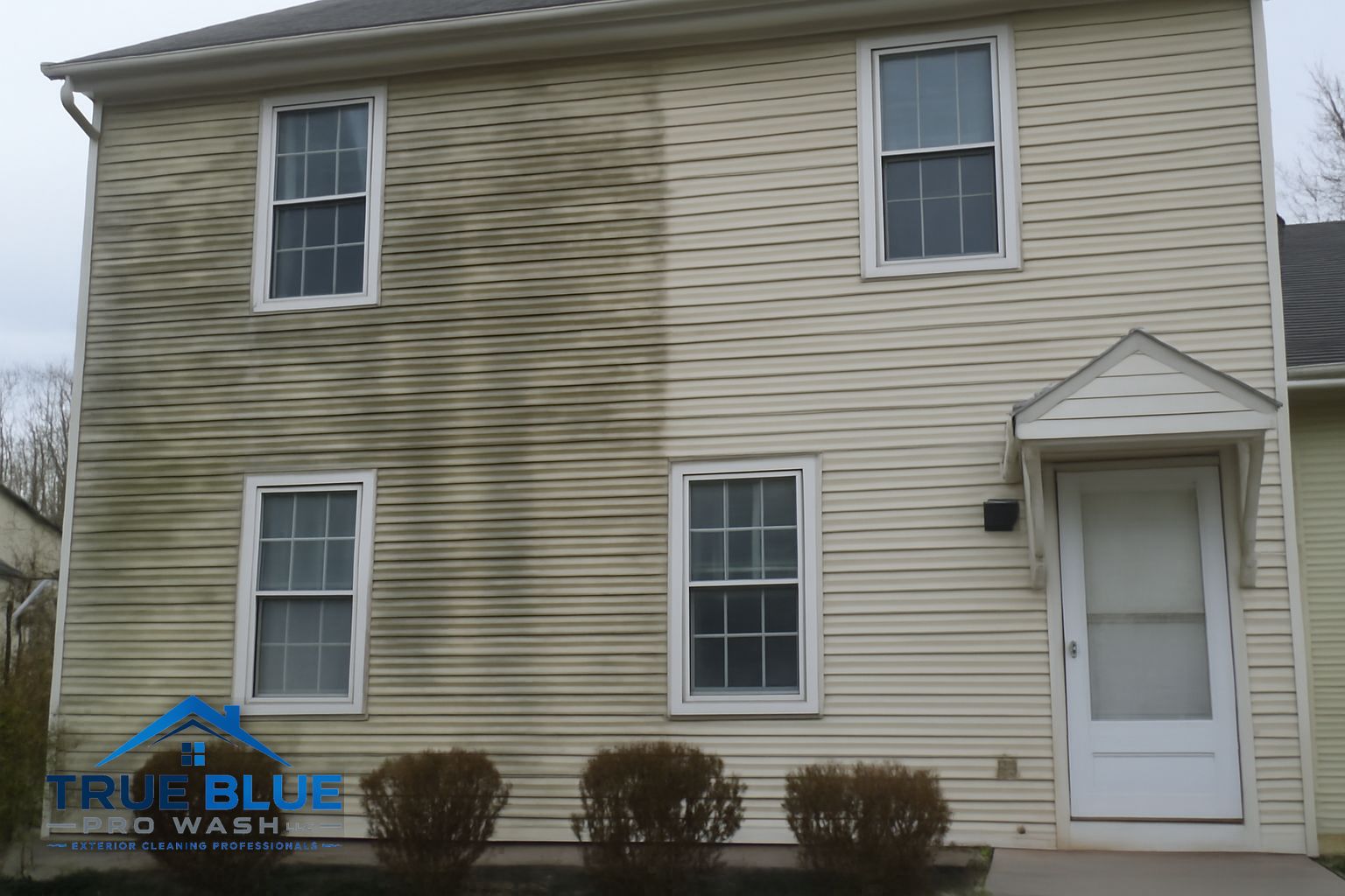 Clean brick colonial home exterior after soft washing in Wilmington Delaware